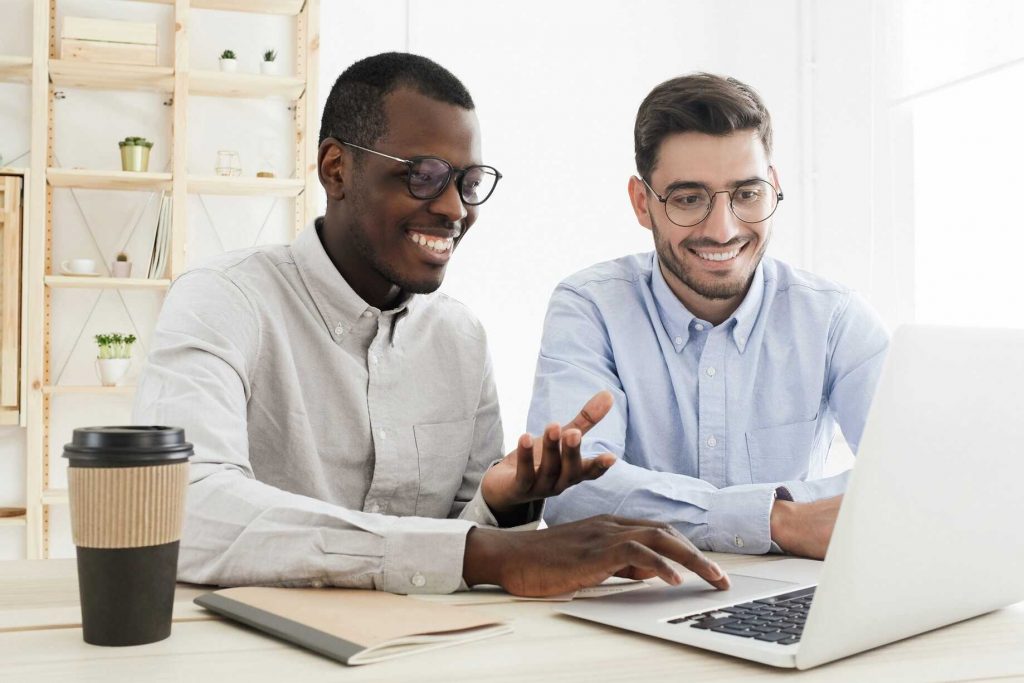 executive-manager-or-startup-mentor-explaining-wor-2022-02-23-03-12-34-utc